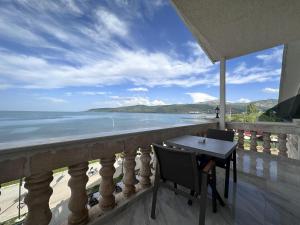 - Balcón con mesa y sillas y vistas a la playa en White Life Hotel & Cafe, en Bitlis