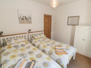 1 Schlafzimmer mit 2 Einzelbetten und einem Schrank in der Unterkunft 22 St Marys Walk in Scarborough