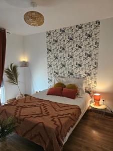 Schlafzimmer mit einem Bett mit einer schwarz-weißen Tapete in der Unterkunft Cosy T2 entre terre et mer in Montpellier