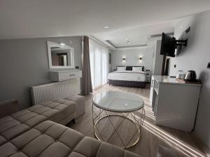 ein Hotelzimmer mit einem Bett, einem Tisch und einem Sofa in der Unterkunft White Life Hotel & Cafe in Bitlis