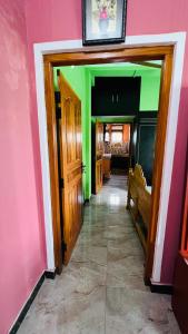 トリンコマリーにあるRamya’s Villaの緑とピンクの壁の廊下