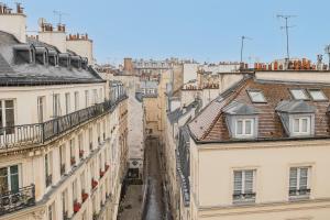 a view of an alley between buildings at Benjamine in Paris