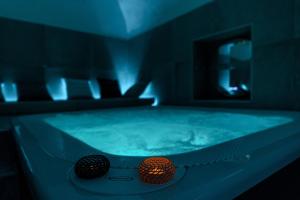 baño con bañera con luces azules en Anima Suite - Il segreto del benessere ☆☆☆☆☆ en Procida