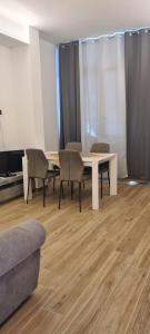 - un salon avec une table et des chaises blanches dans l'établissement LOANO PERLA LIGURE, à Loano