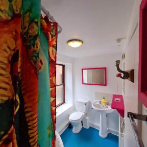 een badkamer met een toilet en een wastafel bij Frida's Cottage Whitby in Whitby