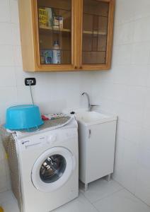 lavadero con lavadora y armario en LECCE AL MARE, en San Cataldo