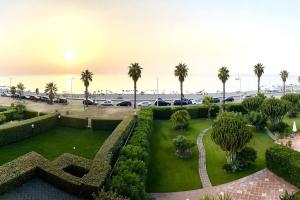 vistas a un parque con palmeras y arbustos en Appartamento "La casa du Capu", en Capo dʼOrlando