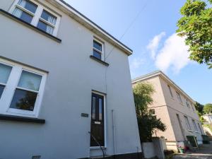 een wit huis met een zwarte deur op een straat bij 8 Rosewall Cottages in St Ives