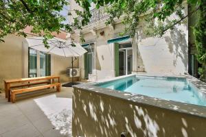 una piscina nel cortile di una casa di NOCNOC - Le Terrazzo - Petite piscine et jardin en ville a Montpellier