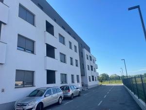 dos autos estacionados en un estacionamiento al lado de un edificio en Luna,central,self-check in,AC,WI-FI, washer,free parking, en Zaprešić