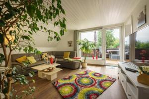 uma sala de estar com um sofá e uma mesa em Feriendomizil Tippe em Braunlage
