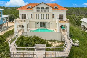 een luchtzicht op een huis met een zwembad bij Plantation Palace in St. George Island