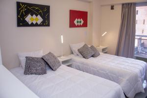 a bedroom with two beds and a window at Apart26 C425 Dpto hermoso en Tucumán in San Miguel de Tucumán