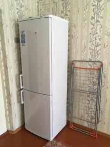 een witte koelkast in de hoek van een kamer bij Квартира в городке Бостери in Bosteri