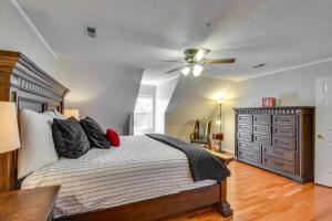 2 Mi to Clemson Central Villa with Deck, Near Lakes客房内的一张或多张床位