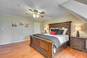 2 Mi to Clemson Central Villa with Deck, Near Lakes客房内的一张或多张床位
