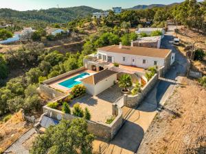 eine Luftansicht eines Hauses mit Pool in der Unterkunft Vivenda Clemens in São Brás de Alportel