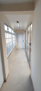 un pasillo vacío en un edificio de oficinas con ventanas en Delta House en Salta