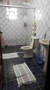 ein Badezimmer mit Toilette und Waschbecken in der Unterkunft Sítio à beira da represa in Nazaré Paulista