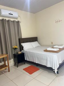 - une chambre avec un lit et une fenêtre à ouverture dans l'établissement HOSTEL GIRASSOL, à Ponte Alta do Tocantins
