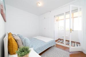 En eller flere senge i et værelse på Beach flat with terrace