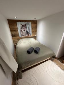 レ・ズッシュにあるLogement avec jardin et vue panoramique MontBlancの犬の写真を添えたベッド付きの部屋 +10枚の写真