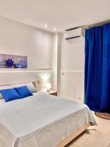 - une chambre avec un lit et un rideau bleu dans l'établissement B&B Moonlight, à Termini Imerese