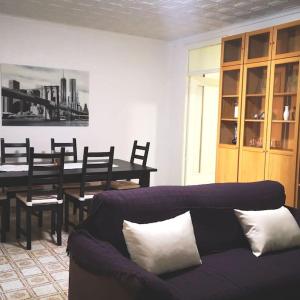 un soggiorno con divano e tavolo da pranzo di Panoche Apartamento a 750m de la Catedral A/A a Murcia