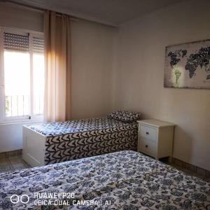 een slaapkamer met 2 bedden en een raam bij Panoche Apartamento a 750m de la Catedral A/A in Murcia