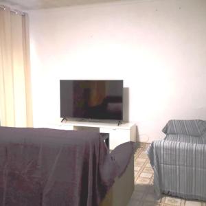 un soggiorno con TV a schermo piatto e divano di Panoche Apartamento a 750m de la Catedral A/A a Murcia Altre 15 foto