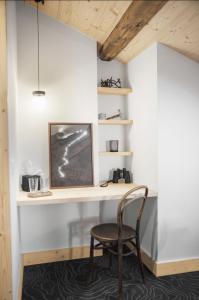 Cette chambre comprend un bureau en bois et une chaise. dans l'établissement Miroir d'Argentine, à Gryon