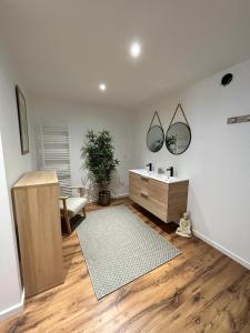 y baño con lavabo y espejo. en T4 Meublé de 105m2 axe Annecy-Geneve, en Saint-Martin-Bellevue