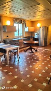 een grote keuken met twee tafels en een aanrecht bij Florario B&B in Chieri