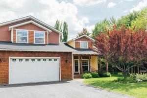 una casa de ladrillo con una puerta de garaje blanca en Sun Valley Getaway: 3BR/2.5BA, en Hailey