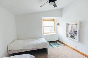 1 dormitorio con 2 camas y ventana en Sun Valley Getaway: 3BR/2.5BA, en Hailey