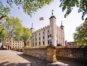 Private room near Tower of London في لندن: مبنى عليه علم