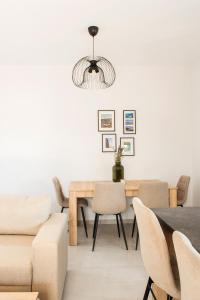 - une salle à manger avec une table et des chaises dans l'établissement Alonakia Home Suites, à Filiatra