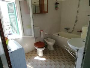 ein Badezimmer mit Toilette, Badewanne und Waschbecken in der Unterkunft Albenga collina ampio quadrilocale con 2 terrazzi in Albenga + 24 Fotos