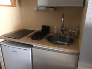 Kuchyňa alebo kuchynka v ubytovaní Charmant appartement avec parking privé dans une petite résidence très calme
