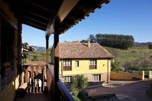 uma vista para uma casa a partir de uma varanda em Casa Contina em Cajide