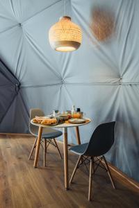 a table with food on it in a tent at Sóis Montejunto Eco Lodge in Alenquer