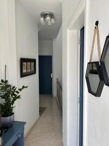 un pasillo con una puerta azul en una casa en La Buganvilla rooms, en Arrecife