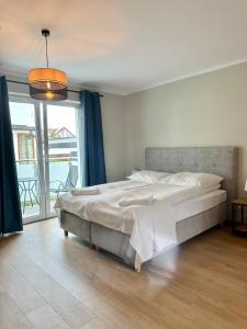 1 dormitorio con cama grande y ventana grande en Aruka en Władysławowo