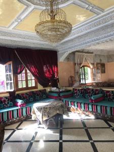 una stanza con divani e lampadario a braccio di Villa Hanaa a Mohammedia