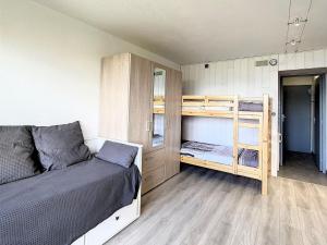 Postel nebo postele na pokoji v ubytování Studio rénové 4 pers, skis aux pieds, balcon, animaux admis - FR-1-267-219