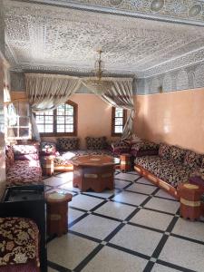 Villa Hanaa في المحمدية: غرفة معيشة كبيرة مع كنب وطاولة