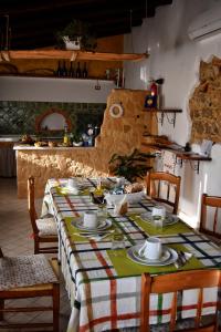 費爾蒂利亞的住宿－Fattoria La Traccia，厨房里的桌子上摆放着桌布