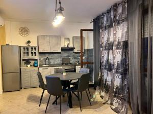 a kitchen and dining room with a table and chairs at APPARTAMENTO ATTiCO CON TERRAZZO FIBI in Ortona
