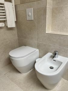 uma casa de banho com um WC branco e um lavatório. em Villa Valentina em Carvoeiro