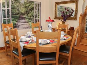 uma sala de jantar com uma mesa de madeira e cadeiras em The Barn em Northallerton